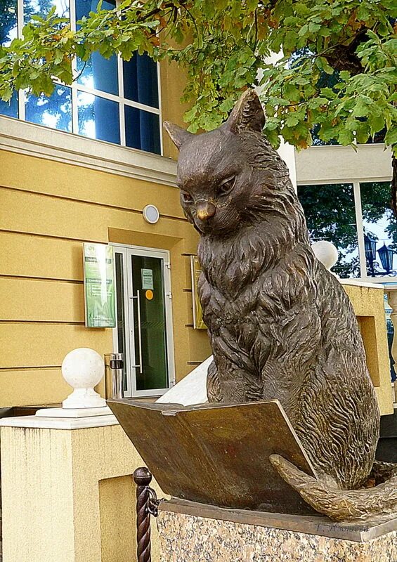 памятник ученому коту в оренбурге. памятник кот ученый пушкин оренбург. какому коту установлен памятник. памятник коту тотти. кот ученый оренбург.