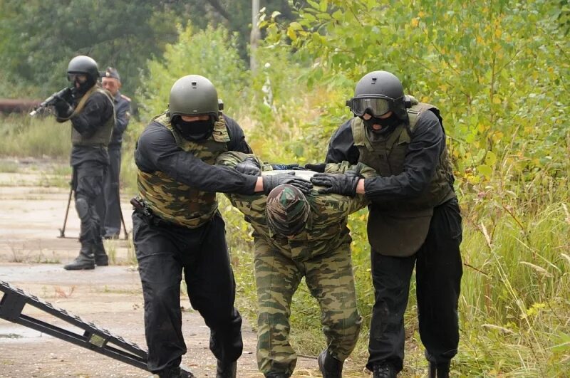 Борьбы с захватом заложников. Спецназ СОБР штурм. Освобождение заложников. Освобождение заложников спецназом.