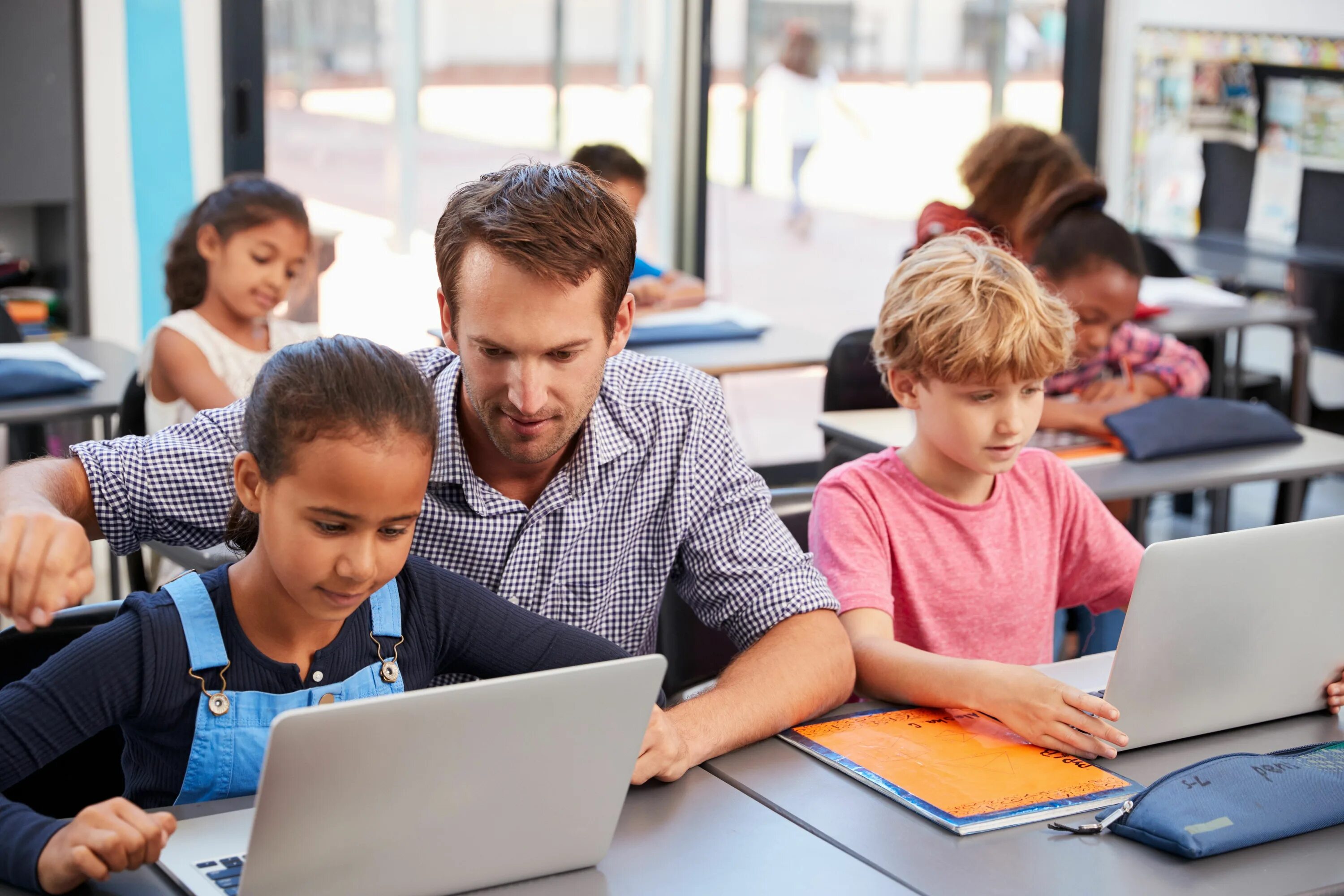 Учитель компьютер для детей. Ноутбук «школа». Учитель и ученики компьютерные. Дети с ноутбуком в школе.