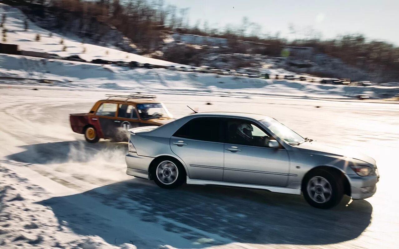 Double drift. Toyota Altezza зимний дрифт. Toyota Altezza зимой. Тойота Альтеза зимой. W202 дрифт.