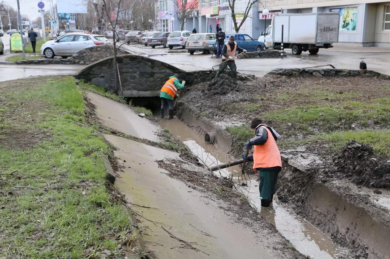 Экскаватор для кюветов. Прочистка водоотводных канав. Очистка кювета. Начало канавы. Осушение заболоченных территорий.