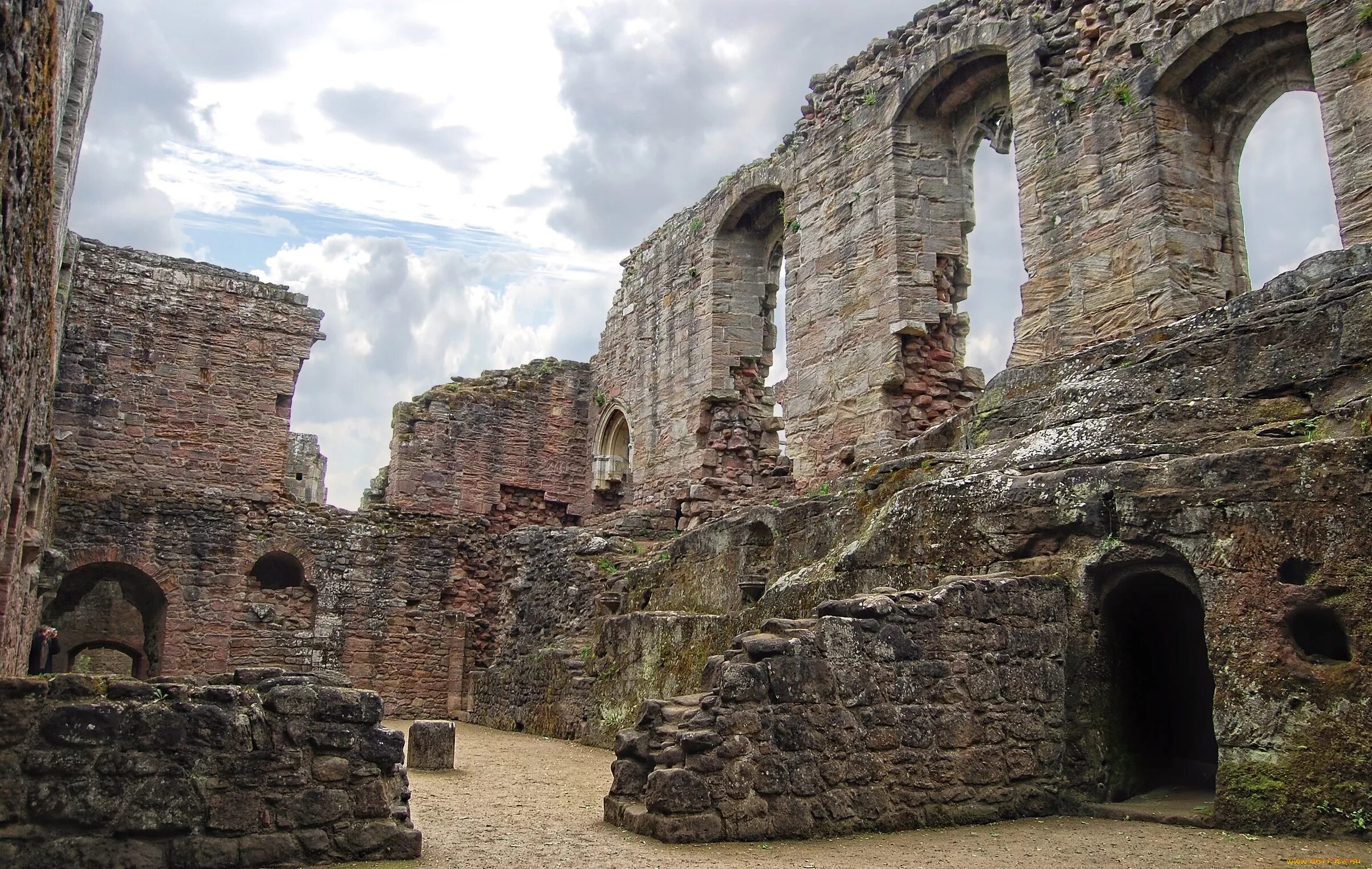 Самая крупная крепость из сохранившихся и действующих. Замок Споффорт. Разрушенные замки Англии. Усадьба Споффорт Англия. Руины в Прибалтике.