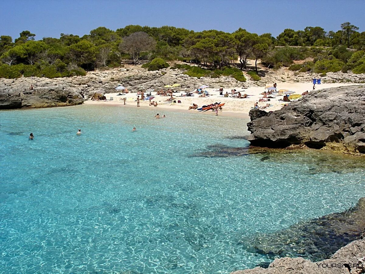 Cala cala китайская. Отель: aparthotel puerto cala vadella, cala vadella. Алькудия бич пляж. Кала с альмуния. Cala.