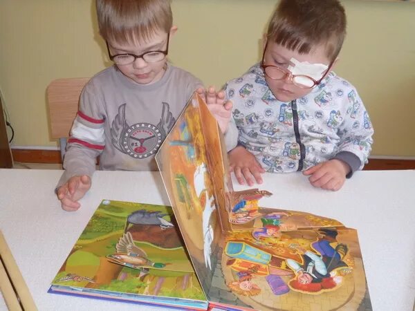 фонд иллюстрированные книжки. для маленьких слепых детей. слепые дети. книги для слабовидящих детей. иллюстрированные книжки для маленьких слепых детей.