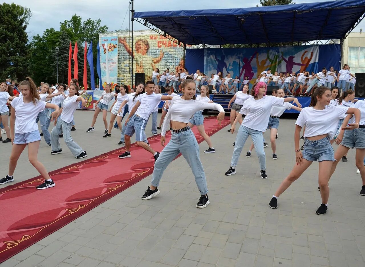 Прогноз матвеев курган. День молодёжи Матвеев Курган. Матвеев Курган площадь. Матвеев Курган парк.