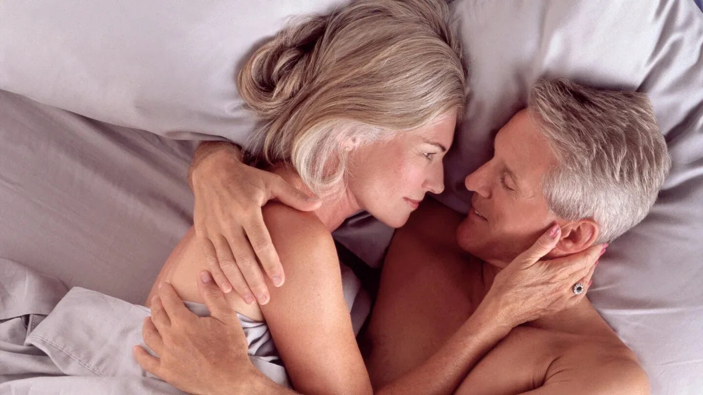 Пожилые мужчина и женщина. Мужчина и женщина немолодые. Любовь пожилых. Пожилая пара в постели.