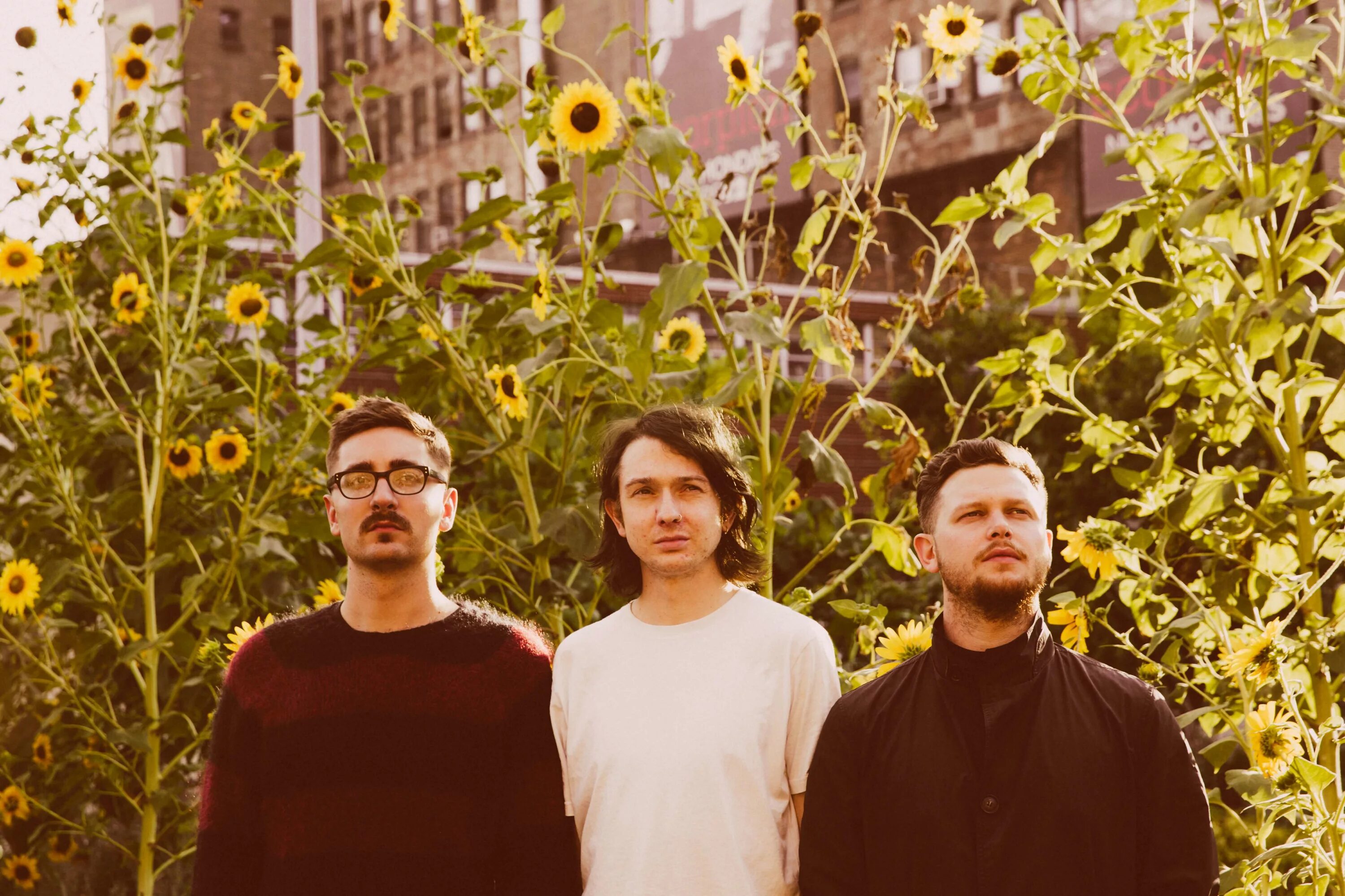 Песня alt intro. Alt j. альт джи группа. joe newman alt-j. alt j солист.