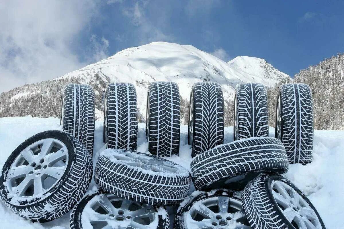 Какие колеса лучше большие или маленькие. Нокиан фрикционные зимние. Шипованная резина. Зимняя шипованная резина. Машина с шипованными шинами.
