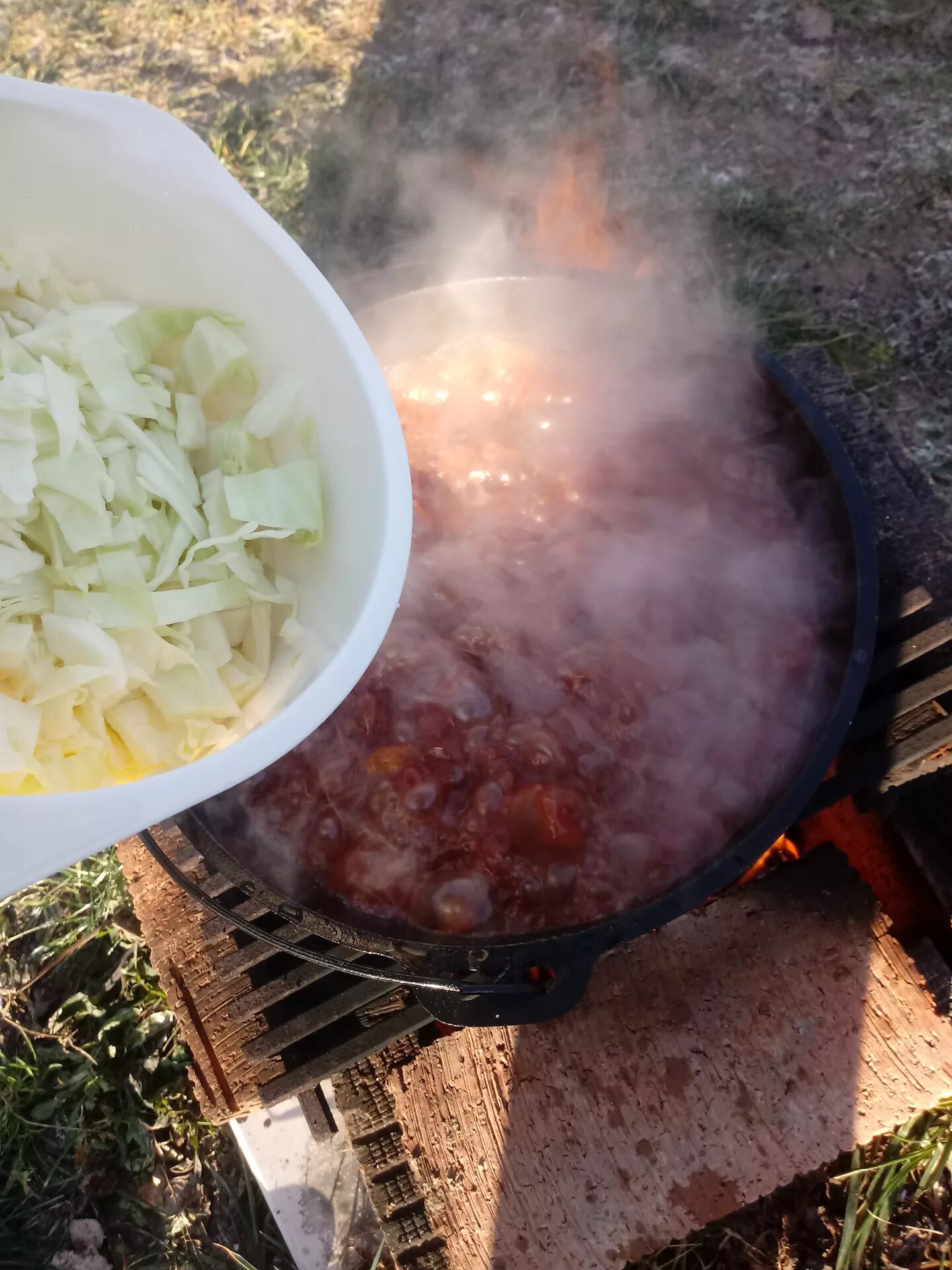 Капуста на костре. Блюдо меню колбаски с тушеной капустой. Капуста на костре. Капуста на костре. Вареная кукуруза в казане на костре.