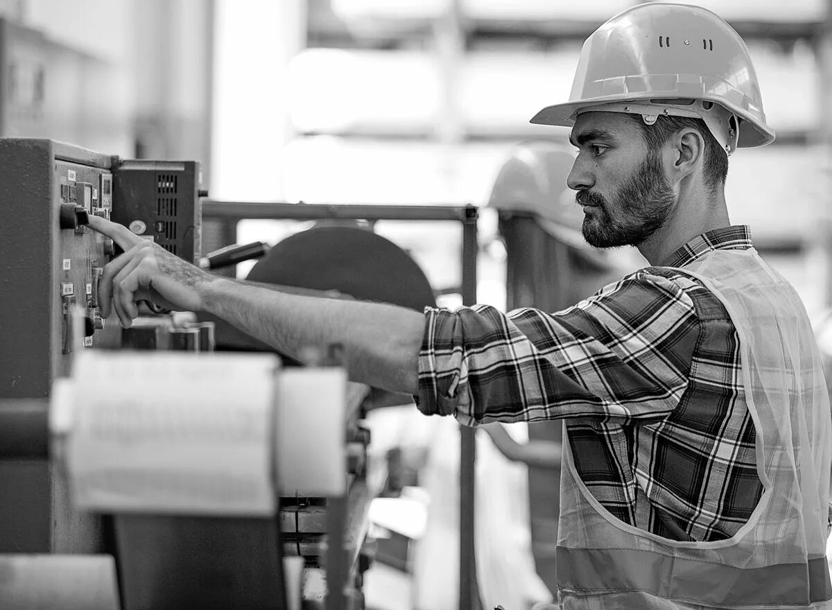 Shutterstock на заводе. Worker and Engineer. Factory worker picture. Factory worker image. Работа в фабрика 1