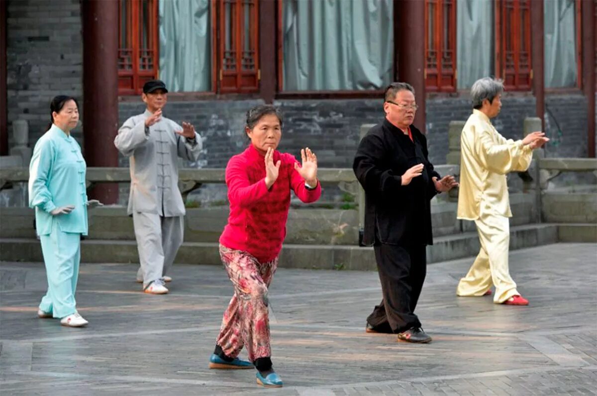 Китайская гимнастика для пожилых людей цигун. Тай Цзи на улице Китай. Китайские пенсионеры. Цигун китайцы. Долголетие китая
