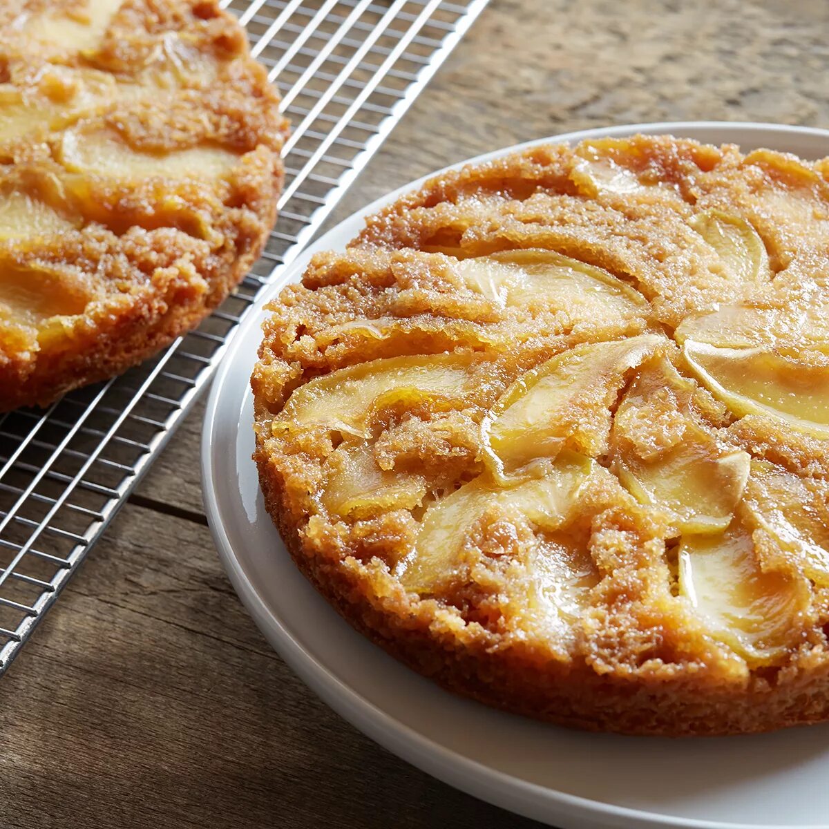 Канал еда пирог. Постный яблочный пирог. Яблочный пирог картинки. Праздничный пирог с яблоками.