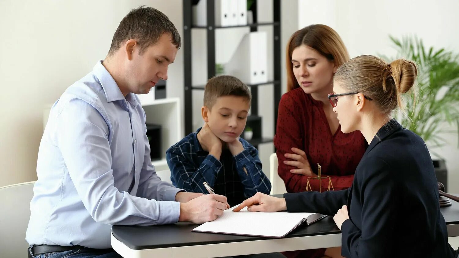 Разрешение семейных споров. Несовершеннолетние родители. Подростки и родители. Родители и дети в суде. Самозанятые дети.