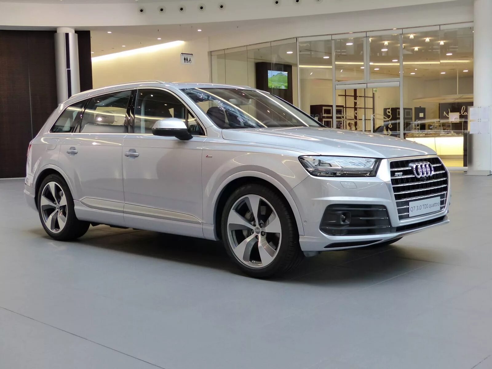 Купить ауди q7 в москве. Новая Ауди q7. Audi q7 Silver. Ауди q7 серебристая. Audi q7 2021.