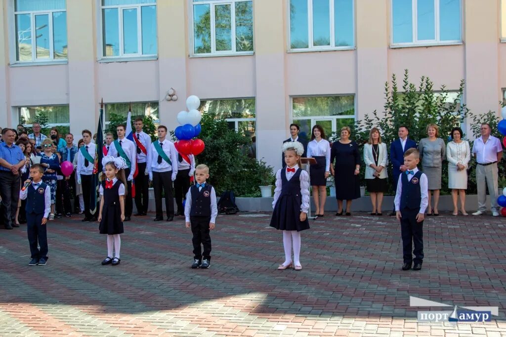 Школа 1 амурской области. Гимназия 1 Благовещенск. Гимназия 1 Благовещенск Амурская область. Директор Алексеевской гимназии Благовещенск. Школа 4 Благовещенск.