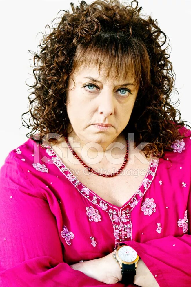 недовольное женское лицо. недовольное лицо женщины. сердитая женщина. девушка возмущена. хмурая женщина.