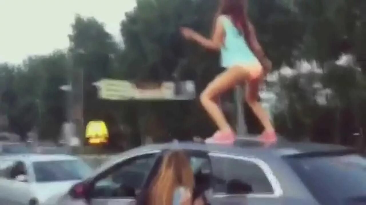 Девушка на дороге. Танцевала на дороге. Девушка танцует. Девушка танцует по дороге. Человек на дороге.