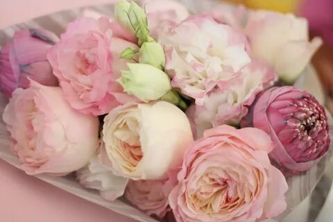 Открытка с днем рождения с пионовидными розами