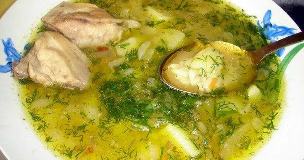 Суп из бедрышек. Суп картофельный с рисом. Куриный суп с рисом. Суп куриный с картофелем. Картофельный суп с курицей.