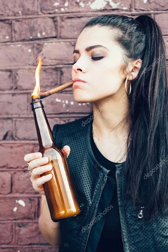 Девушка прикуривает. Девушка подкуривает сигарету. Фотосессия сигарета зажигалка. Девушка с зажигалкой.