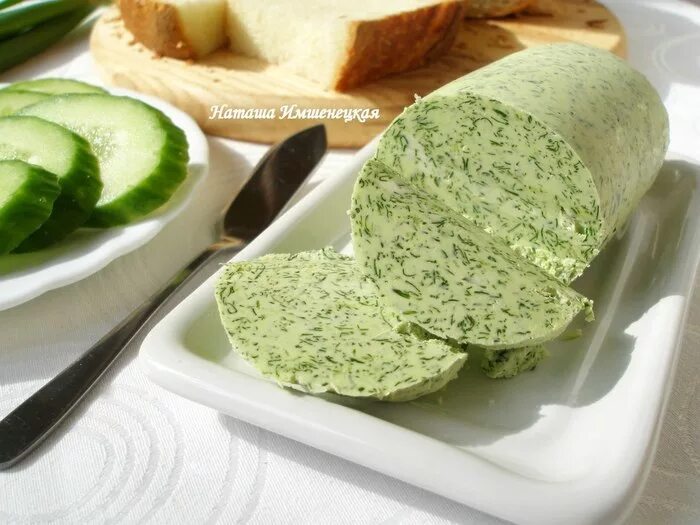 зеленое масло для салатов. бутерброд с травами. взбивают масло зеленое. зеленое масло. черемша.