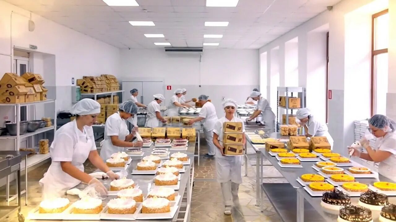 Кондитер использует оборудование. Кондитерский цех. кондитерские цеха. производственный цех кондитерской. оборудование для пекарни.