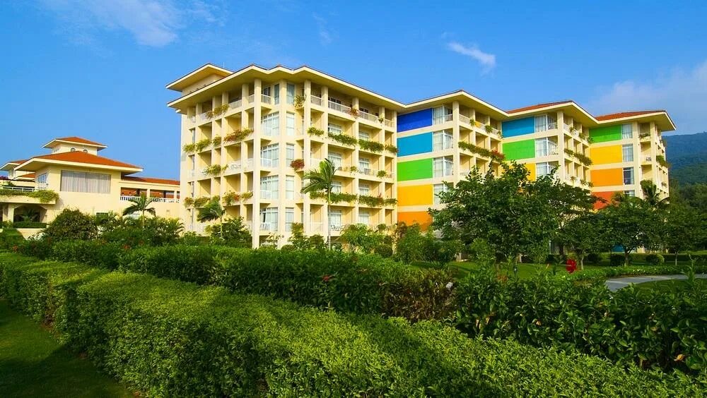 Отель кактус хайнань. Golden palm resort hainan. Китай резол голден палм. Бухта ялунвань отель голден палм фото. Sanya resort golden palm 4.