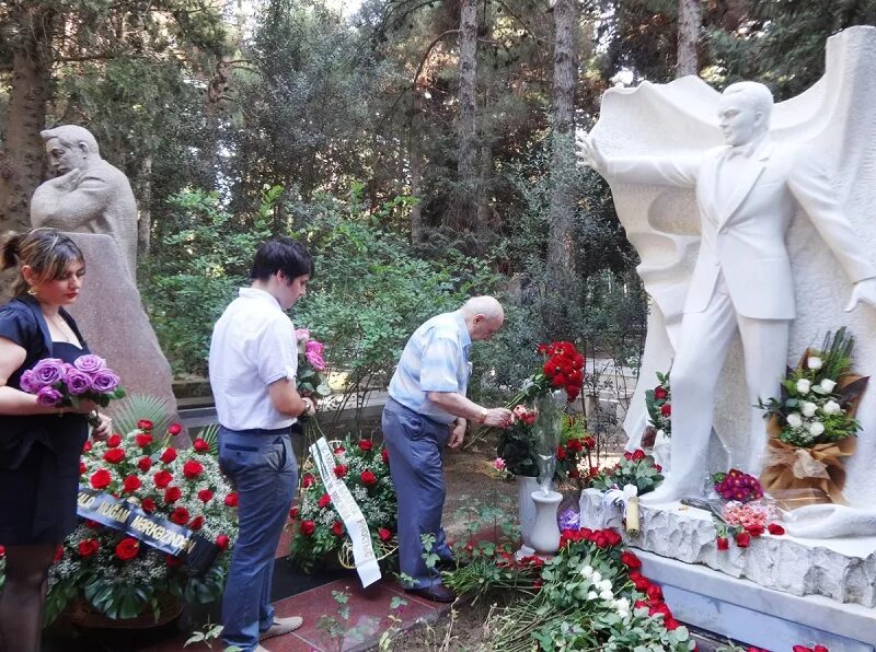 Сколько лет магомаеву было бы сейчас. Синявская памятник магомаеву. похороны магомаева в баку. синявская на похоронах магомаева. похороны муслима магомаева.