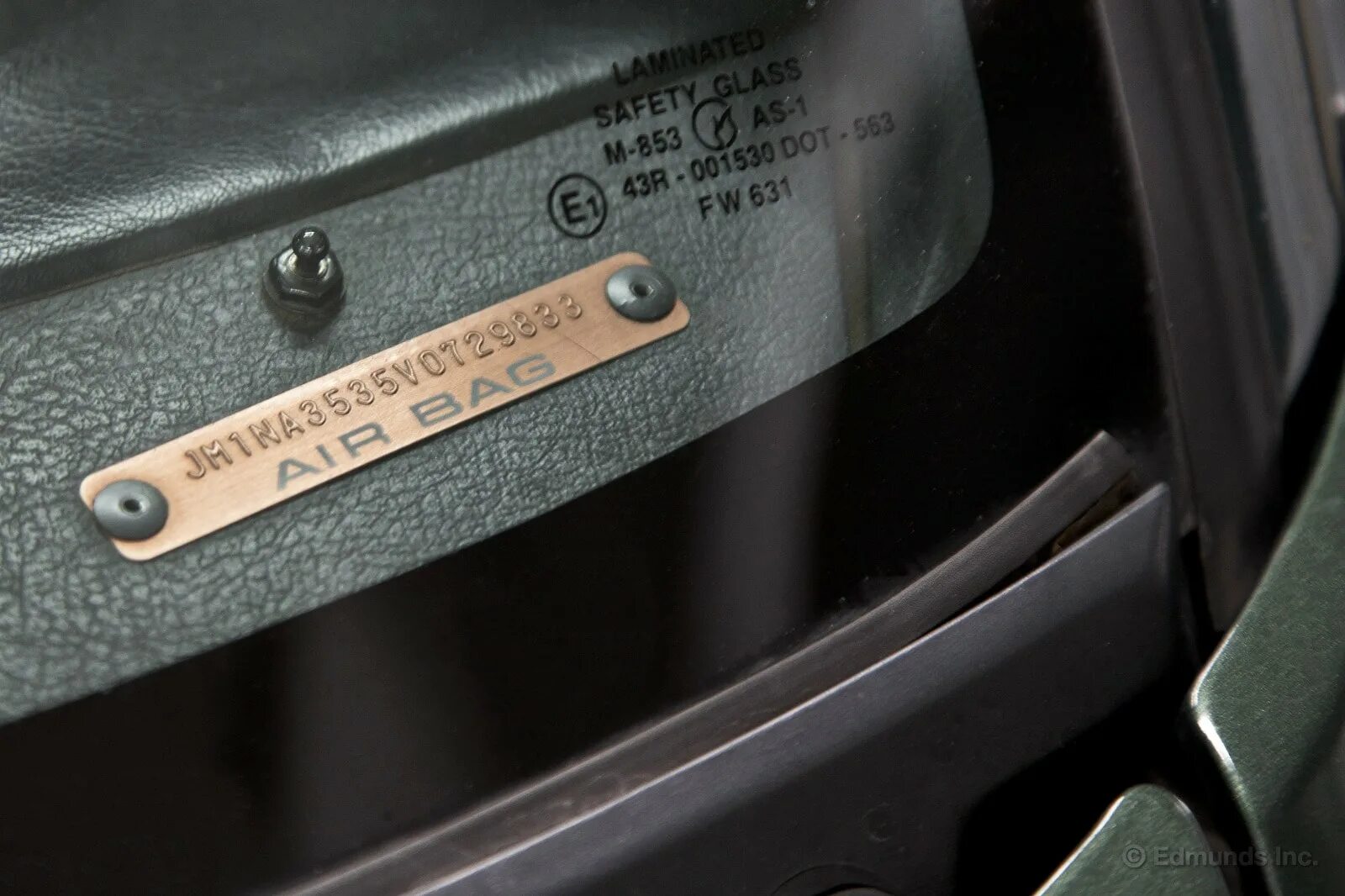 Vin код история. Dodge Caravan 3 табличка VIN. Volkswagen Passat, 2008 табличка с вин номером. Вин Крайслер 300с под стеклом. VIN номер кузова Мерседес 166.