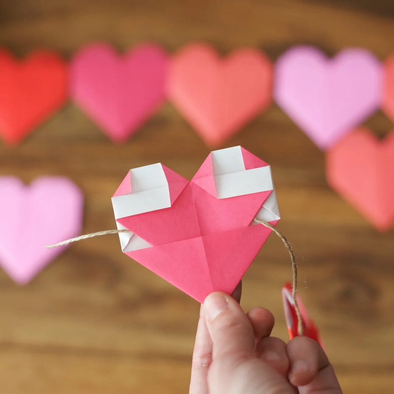 Как сделать два сердца. Сердечки из ленты мебиуса. Фотосессия с сердечками. Макет сердца. Сердечко из бумаги.