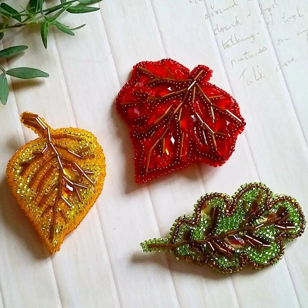 Листья из бисера. Листочки из бисера. Листик из бисера мастер класс. Листья из бисера. Листья из стекляруса.
