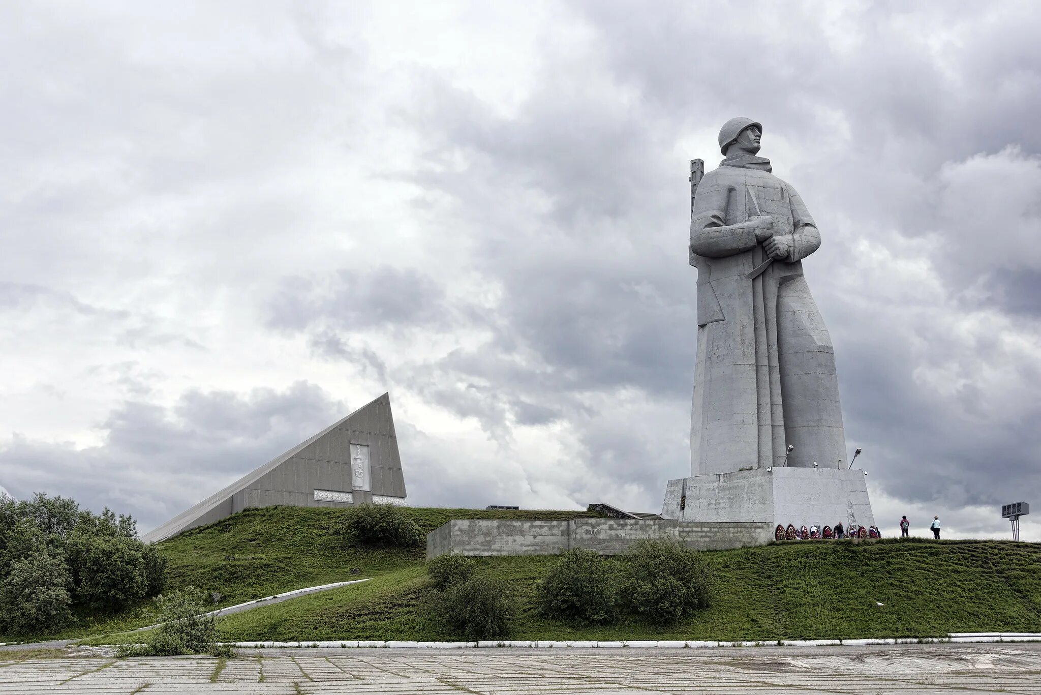 Мурманск мин воды. Мемориал защитникам советского Заполярья. Памятник защитникам Заполярья Алеша. Памятник защитникам Заполярья Мурманск. Памятник Алеше в Мурманске.