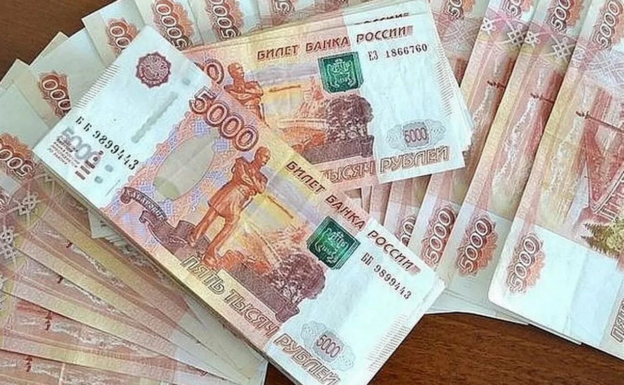Какие есть настоящие деньги. Деньги 5000. 5000 рублей. деньги 5 тысячные купюры. деньги 5000 и 1000.