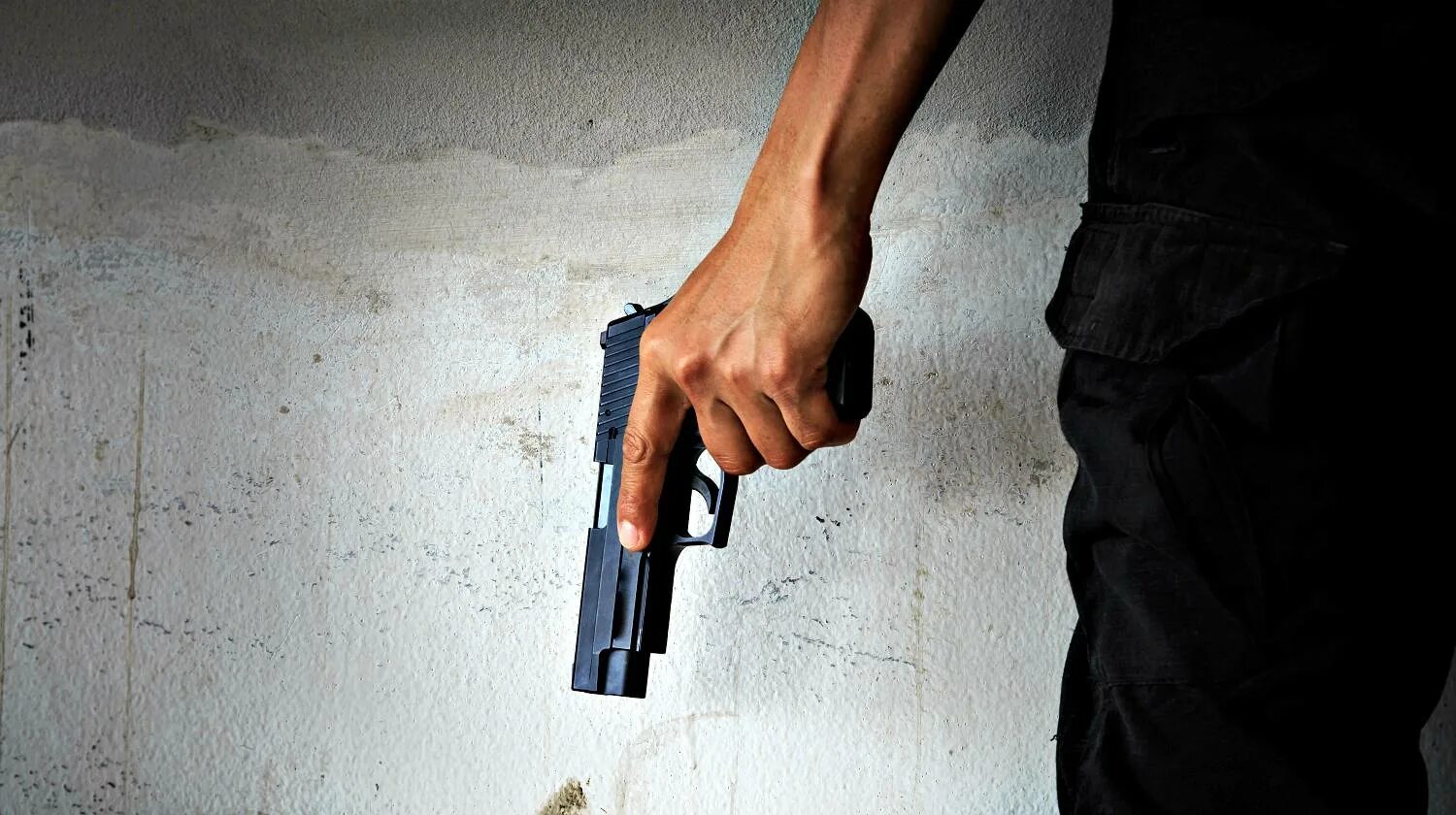 Пистолет направленный на меня. Насилие с применением оружия. Насилие с применением оружия. Дробовик хоум дефенс. Насилие с применением оружия.