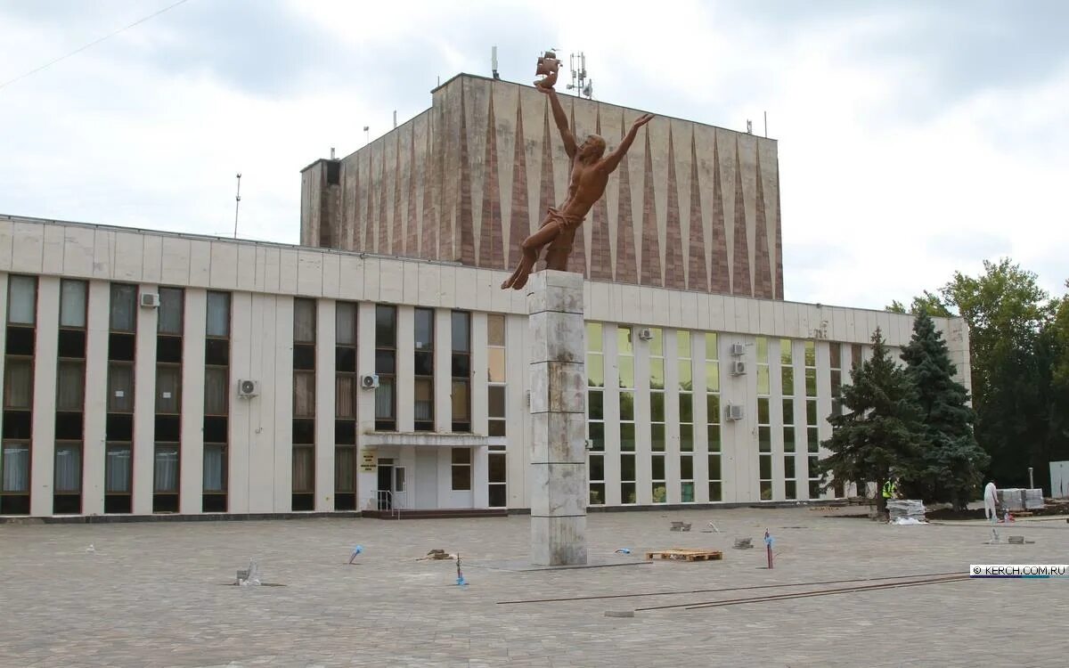 Дворец корабелов керчь. Дк корабел. дворец культуры. дворец культуры фото. дворец дк кр площадь.