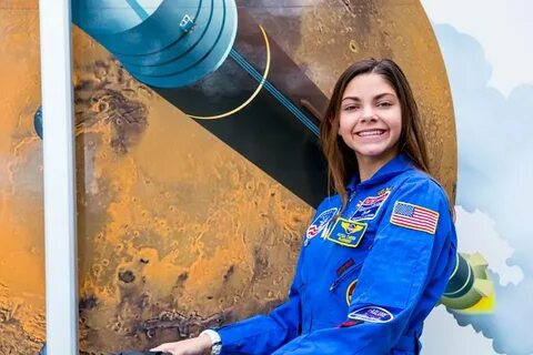 Какая 1 девушка полетела