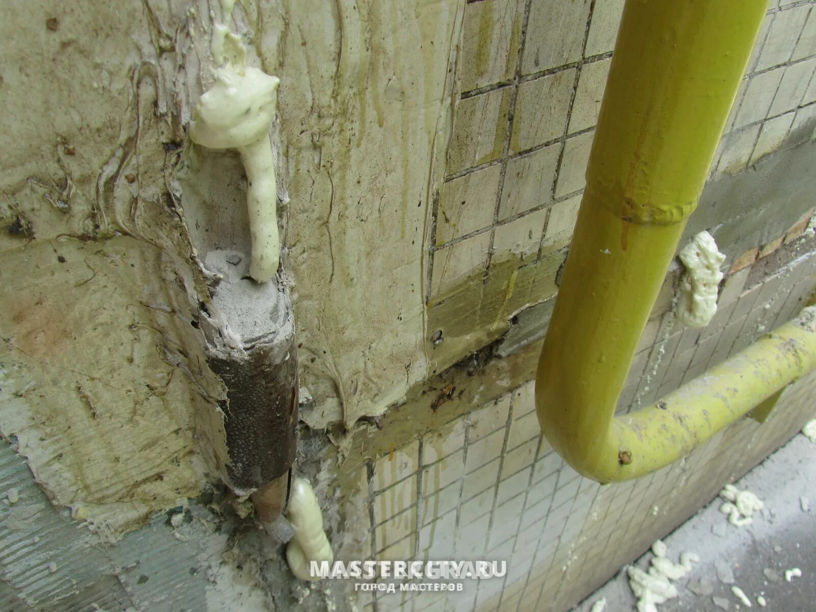 Можно ли запенивать трубы. Герметизация швов изнутри квартиры. Пена монтажная для дверных коробок. Запенивание вокруг труб. Монтажная пена в канализационную трубу.