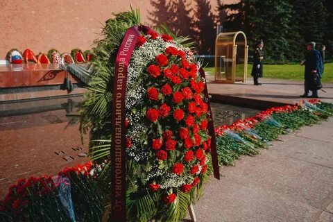 Возложение венков к памятнику
