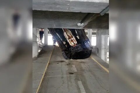 Машина упала с парковки в москве