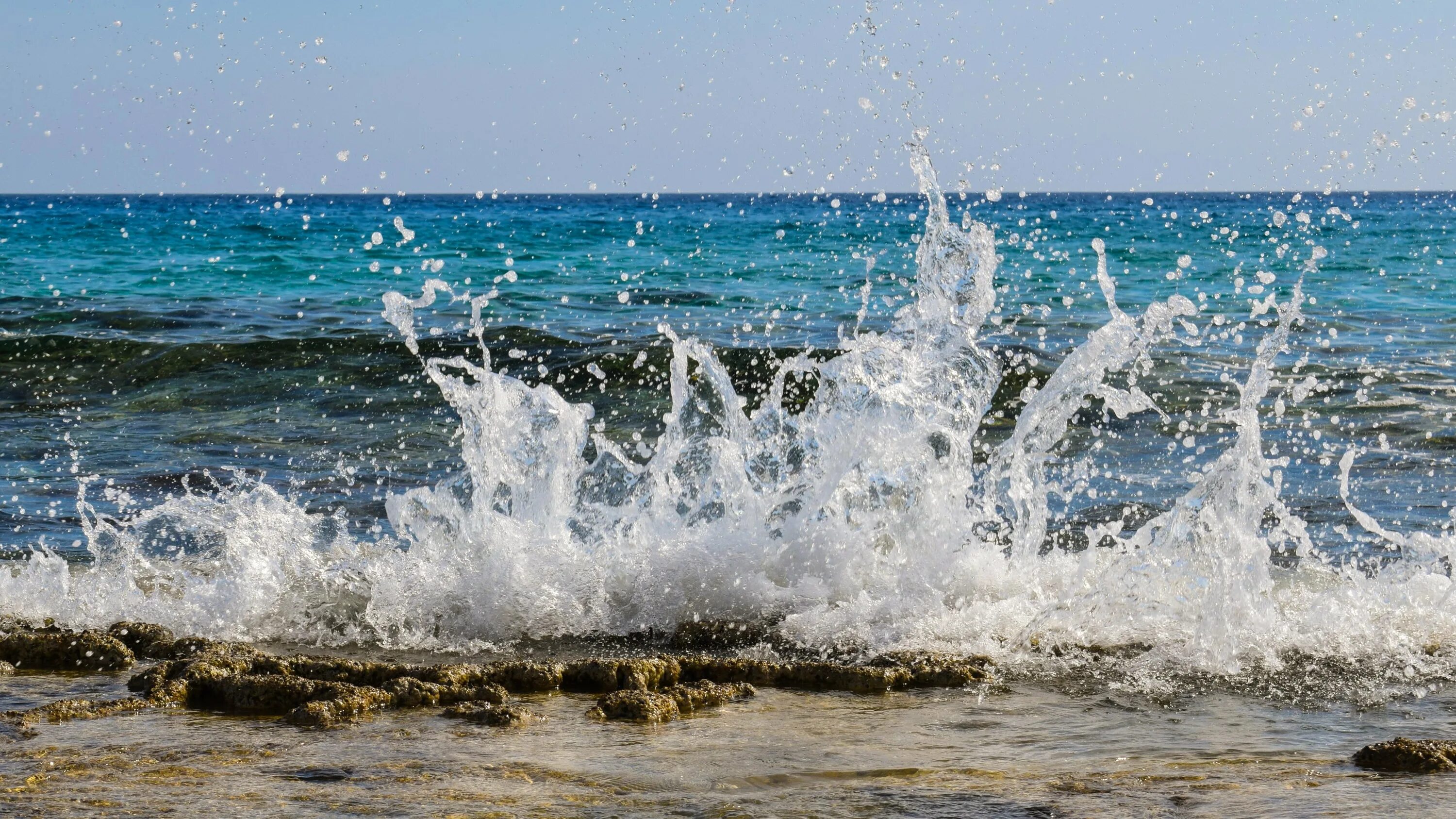 Брызги воды. Море, волны. Брызги моря. Всплеск волны. Песня плещет волна