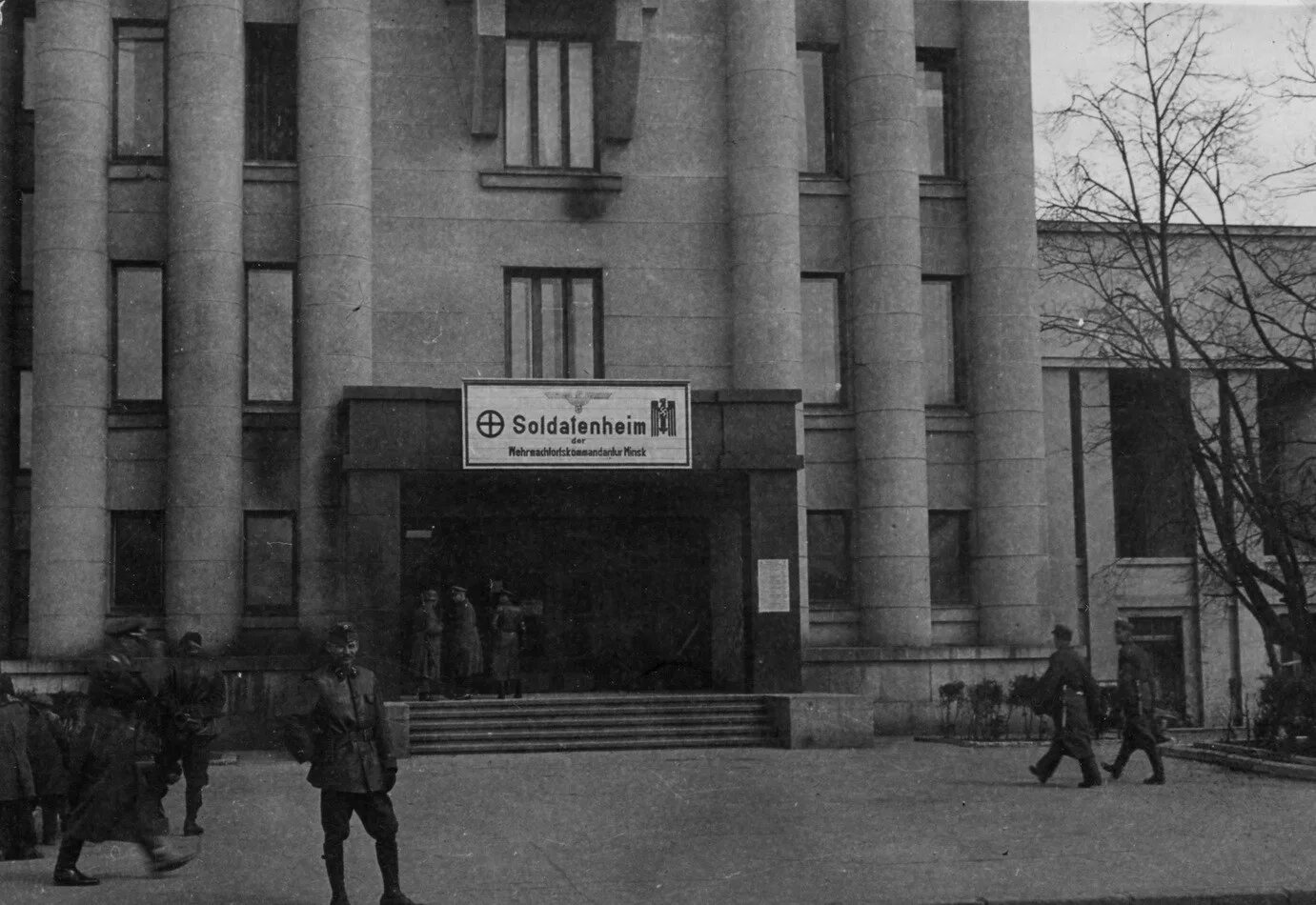 Оккупированный Минск 1943. Минск дом правительства немцы 1941. Минск оккупация немецкая. Белоруссия в советское время