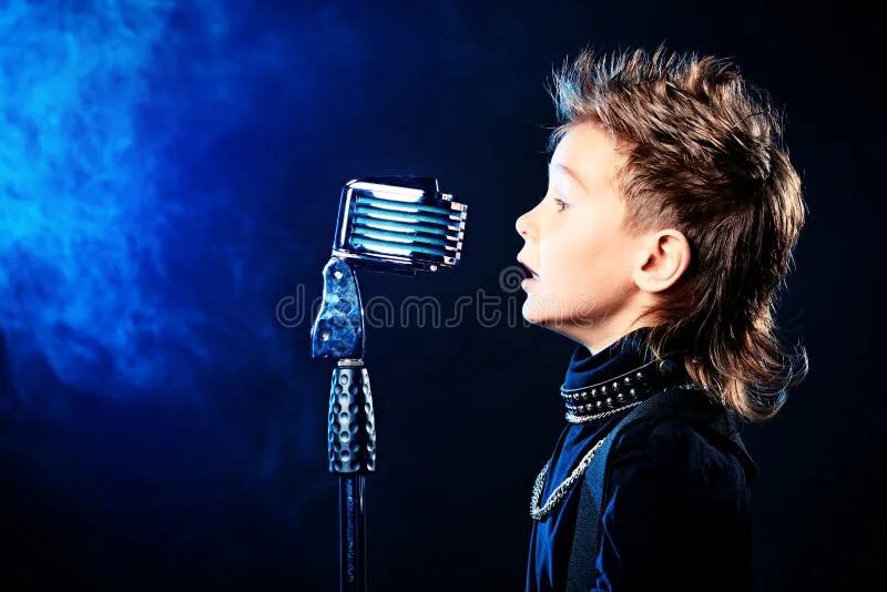 Поют юноши. Мальчик с микрофоном. Мальчик поет в микрофон. Мальчик с микрофоном на сцене. Мальчик поет на сцене.