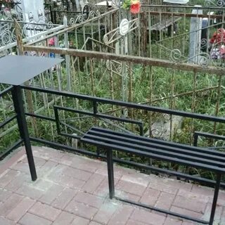 Стол и лавочка на кладбище фото