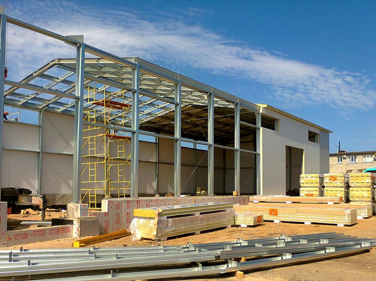 Завод быстровозводимых конструкций. Строится цех. Строится цех. Отделка производственных помещений. Стройка цеха.