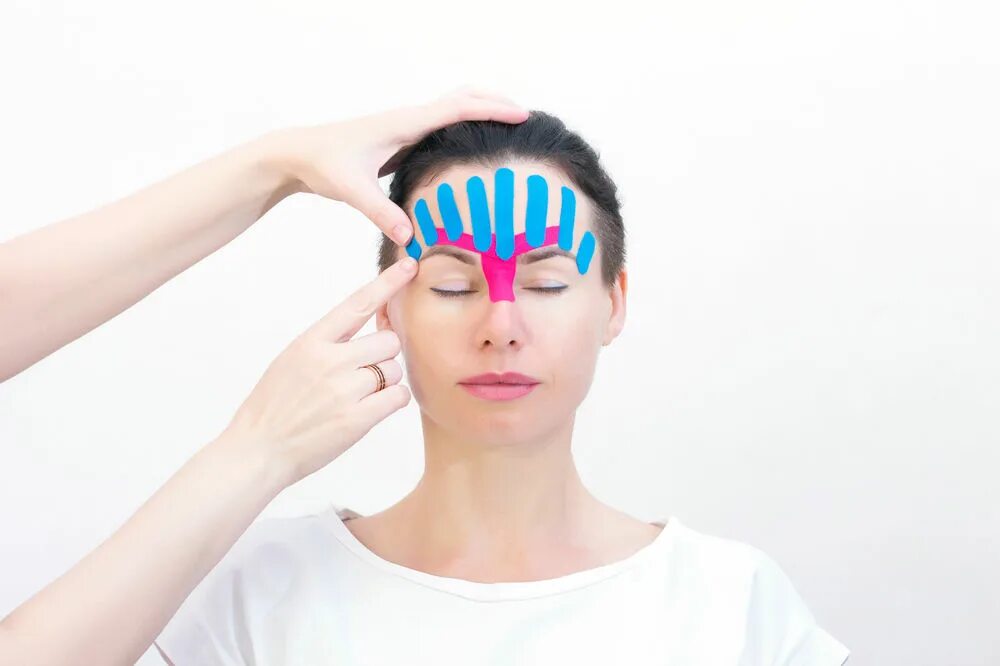 Кинезио тейпирование лица. Ревитоника тейпирование. Кинезио тейп для лица от морщин. Как наклеить тейпы на лоб. Схема тейпирование межбровная.