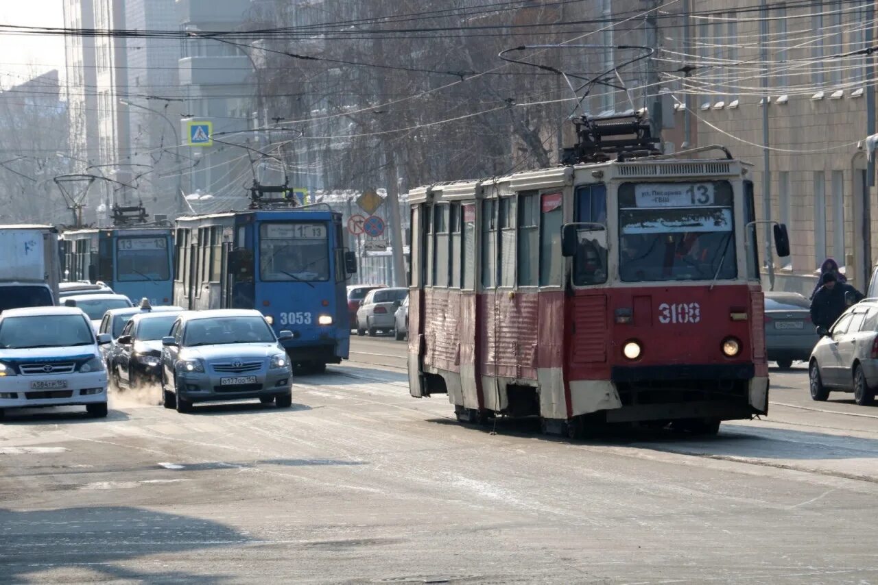 Транспорт трамвай новосибирск. Трамвай новосибирск 2124. Трамвай новосибирск 2203. Новые трамваи в новосибирске. Трамвайная пробка.