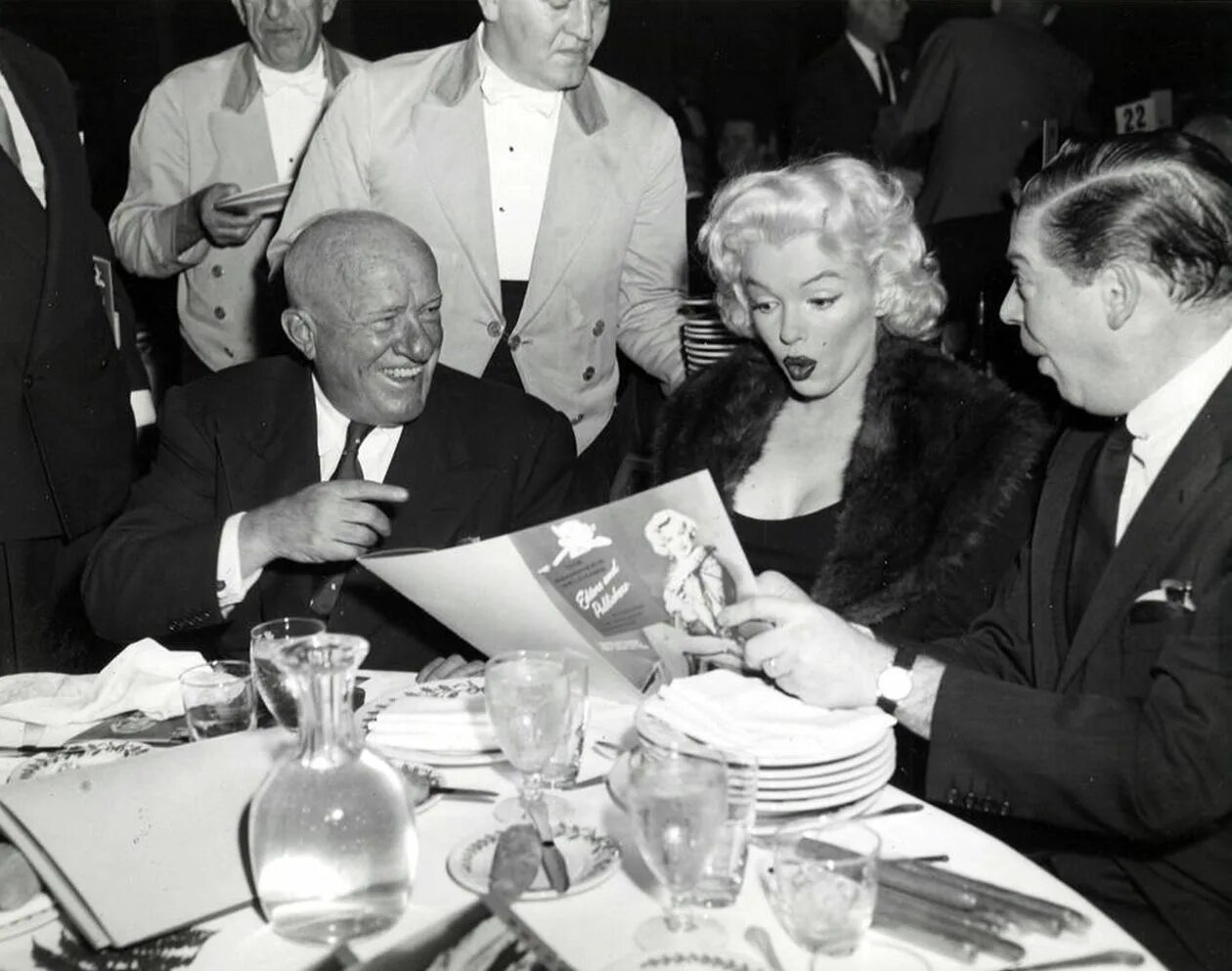 Фрэнк синатра и мерлин монро. Фрэнк синатра и его женщины. Фрэнк синатра и мэрилин монро. Фрэнк синатра и монро. Синатра монро.