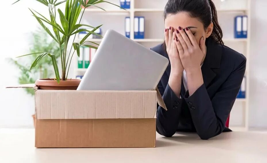 Боюсь уйти с работы. Потеря работы. увольнение женщины. женщина увольняется. потерял работу.