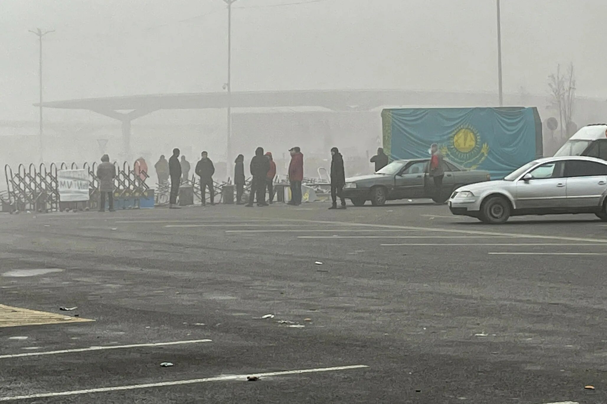 массовые захоронения коронавируса. рождаемость в казахстане по годам. статистика заболеваний в казахстане. алматы протесты январь 2022. могильник коронавируса.