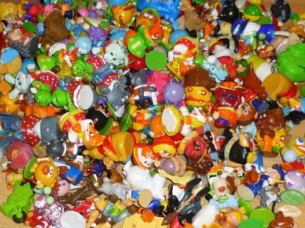 Очень много много игрушечных. Игрушки из киндеров. киндер сюрприз игрушки. много игрушек киндер. коллекция киндеров.